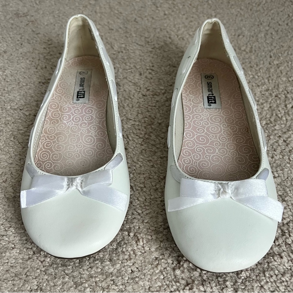 Pre-Loved Smart-Fit, White Flats Size 2.5